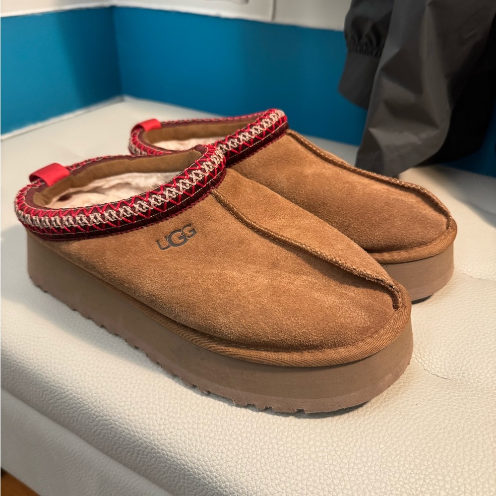 Ugg Platform Tazz Slippers. Womens, Size 9